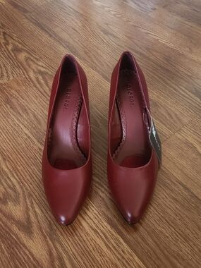 George Womens Deep Red Pointed-Toe Heels